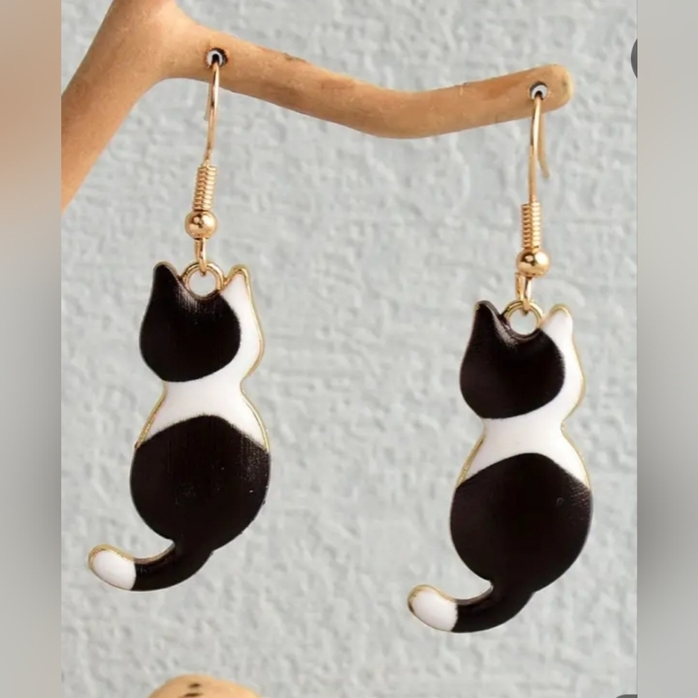 Black White Cat Dangle Earrings Gold Tone Cute Kitty Drop Earrings Animal Lover